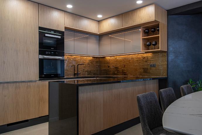 Modern kitchen interior with backsplash, textured glass.